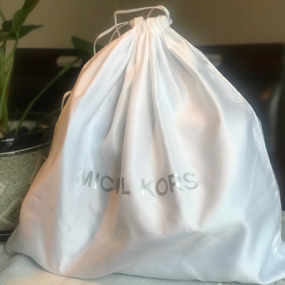 Micheal Kors handbag - Picture 2 of 4